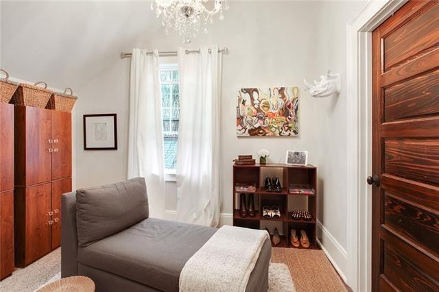 sitting room with light colored carpet and an inviting chandelier