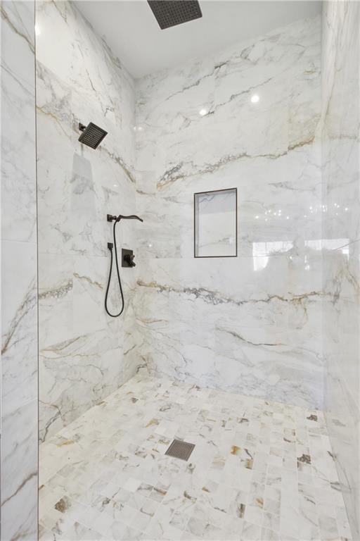 bathroom featuring a tile shower