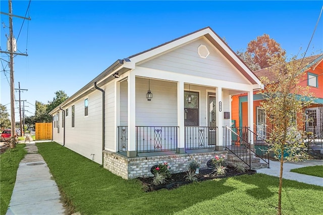 view of front of house featuring a porch and a front lawn