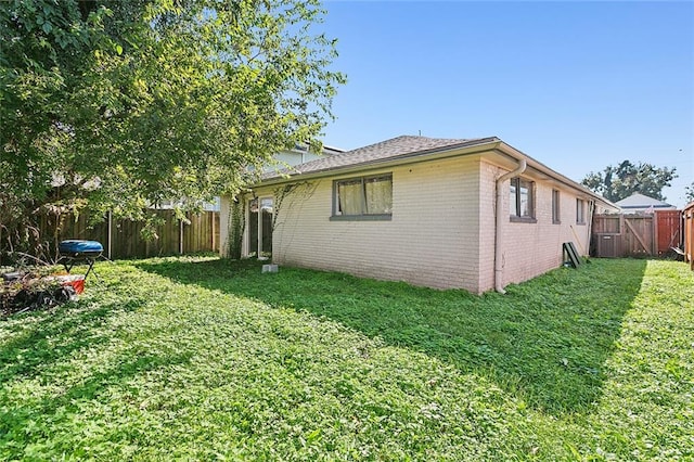 view of side of property featuring a lawn