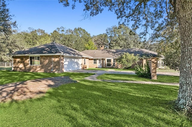 single story home with a front lawn