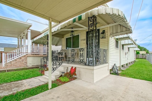 view of front facade featuring covered porch and a front yard