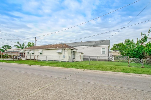 view of front of home featuring a front lawn