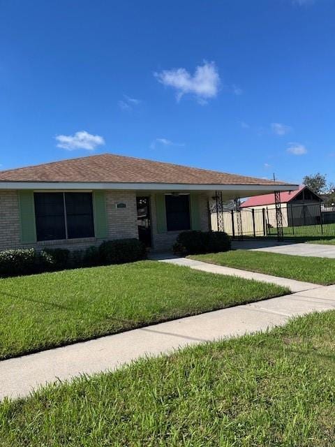 view of front of home featuring a front lawn