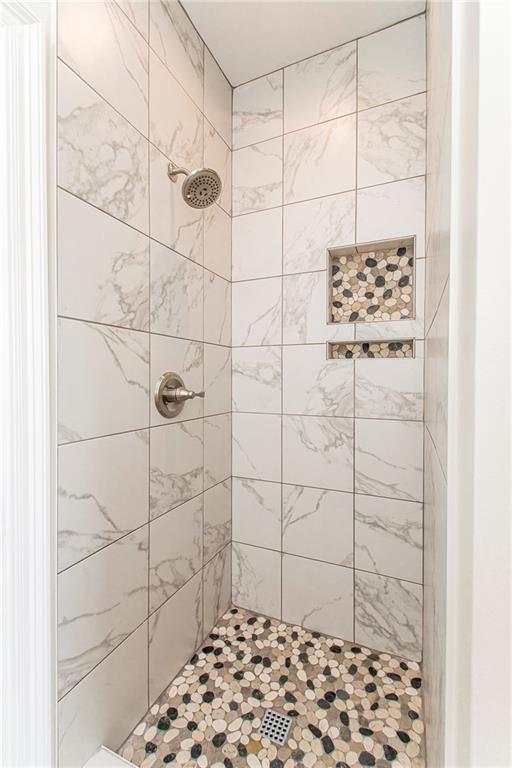 bathroom featuring a tile shower