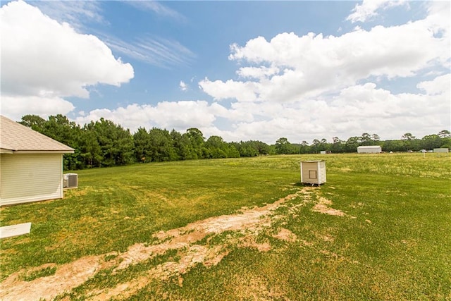 view of yard featuring a rural view