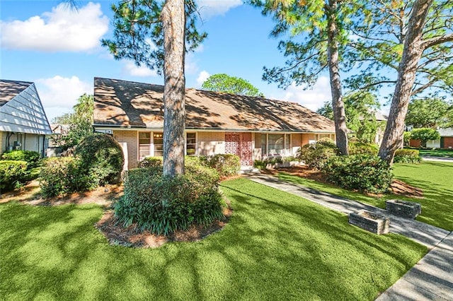 view of front facade featuring a front lawn