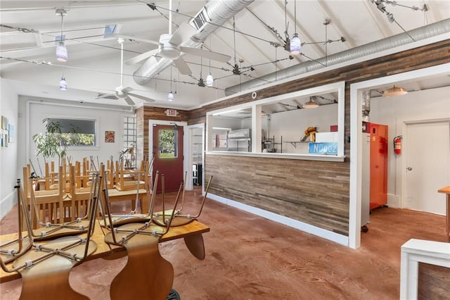 welcome area featuring ceiling fan