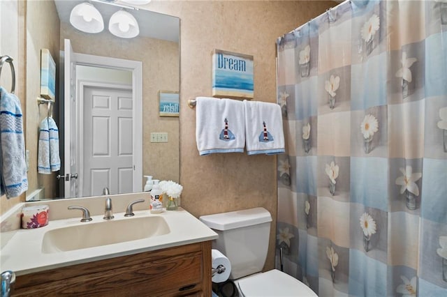 bathroom with a shower with curtain, vanity, and toilet