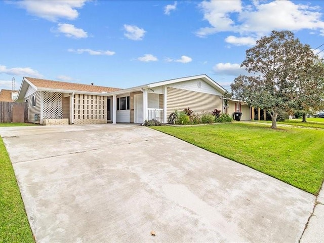 single story home featuring a front lawn