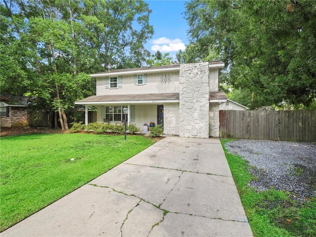 view of front facade featuring a front lawn