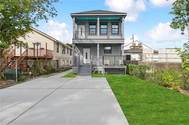 view of front of home with covered porch and a front lawn