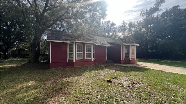 view of outdoor structure featuring a yard