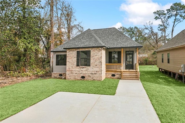 view of front of home featuring a front lawn, a patio, and covered porch