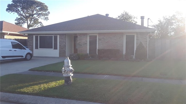 view of front of property featuring a front yard