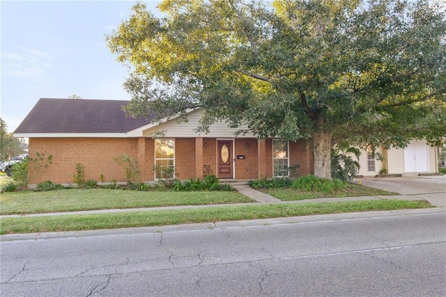 view of front facade featuring a front yard