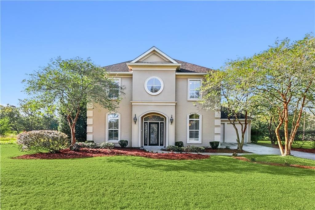 view of front facade featuring a front lawn and a garage