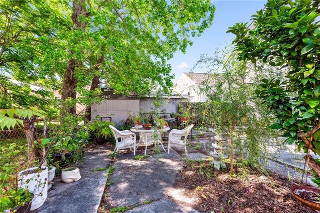 view of yard with a patio area