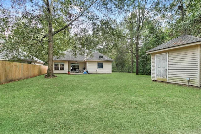 view of yard featuring an outdoor structure