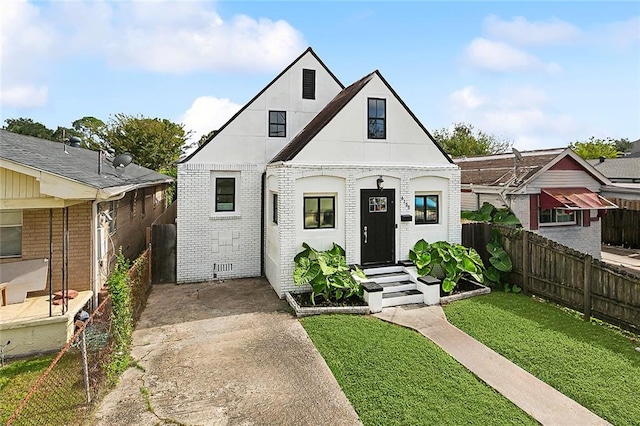 view of front of property featuring a front yard