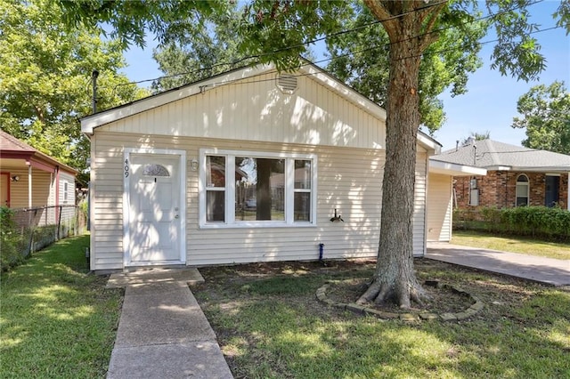 view of front of property featuring a front yard