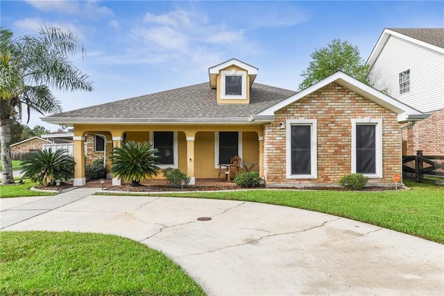 view of front facade featuring a front yard and a porch