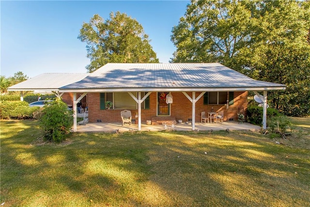 view of front facade featuring a patio and a front lawn