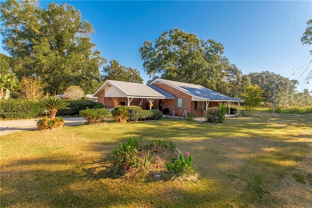 view of front facade with a front lawn