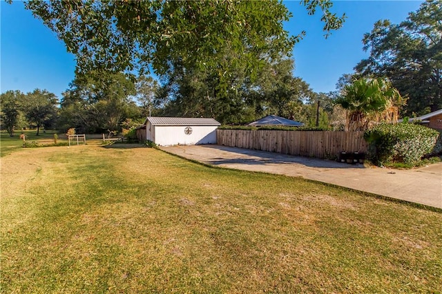 view of yard with an outdoor structure