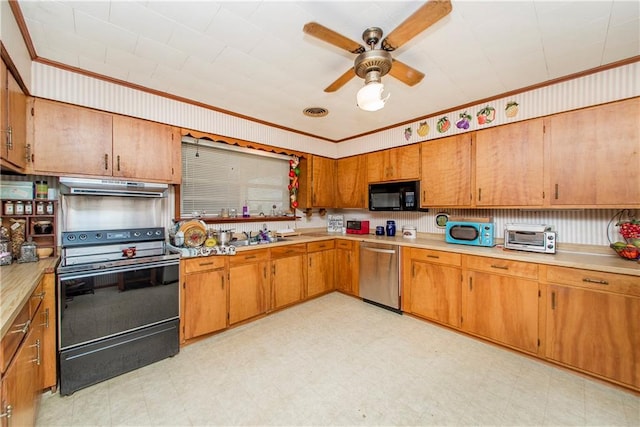 kitchen with black appliances, ceiling fan, and crown molding