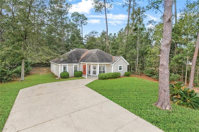 single story home with a front yard