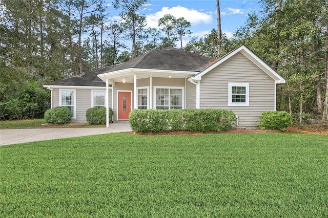 single story home with a front lawn