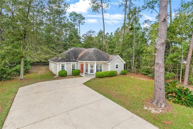 ranch-style home featuring a front lawn