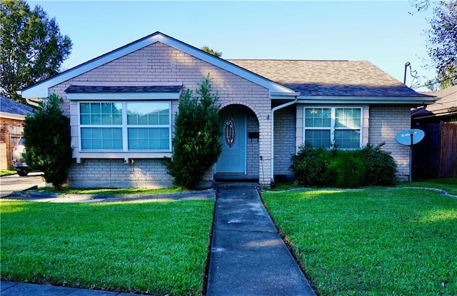 view of front of house featuring a front lawn