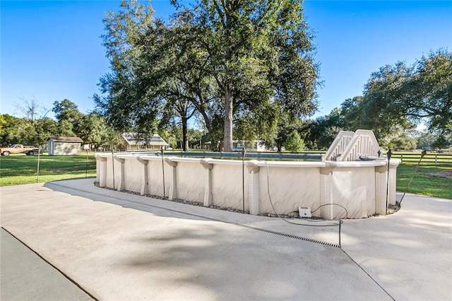 view of swimming pool featuring a lawn