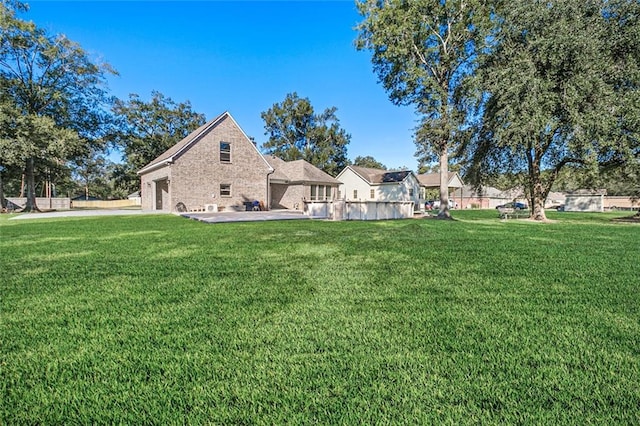 view of yard featuring a patio