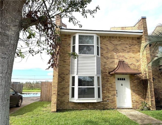 view of front of property featuring a front yard