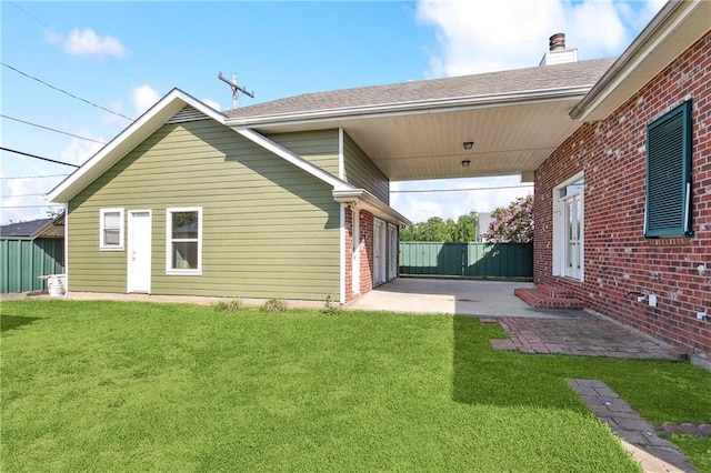 back of house featuring a lawn