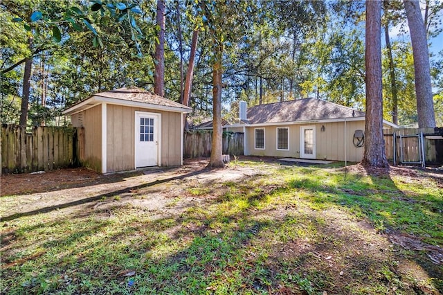 view of yard with an outbuilding