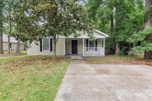 view of front facade with covered porch and a front lawn