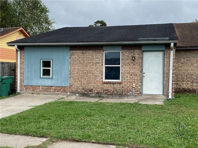 view of front of property with a front yard