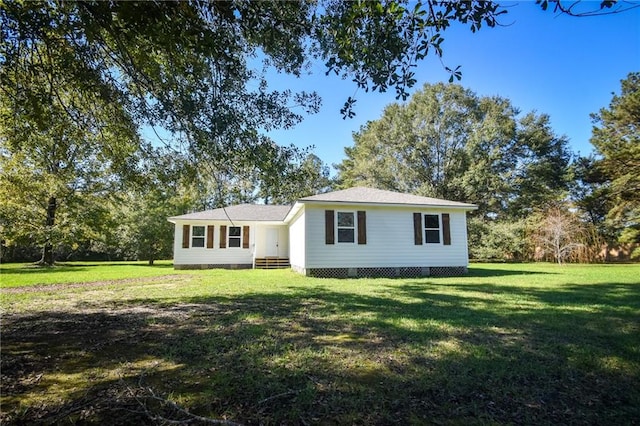 view of front of property featuring a front yard