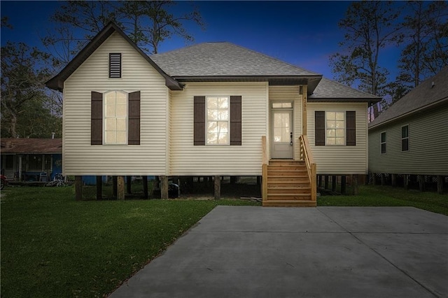 view of front of house featuring a yard