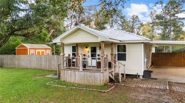 view of front of property featuring a carport, covered porch, and a front yard