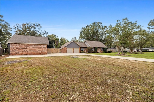 view of front of house featuring a front lawn and a garage