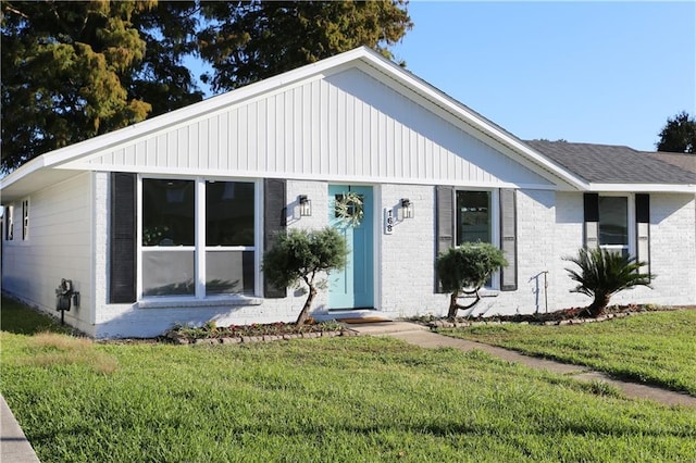 view of front facade with a front yard