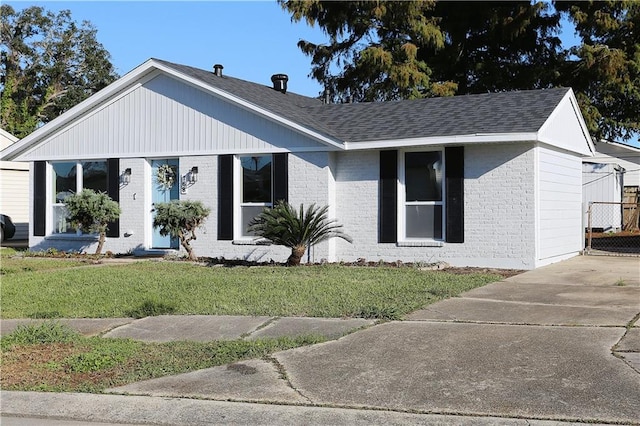 view of front facade featuring a front lawn