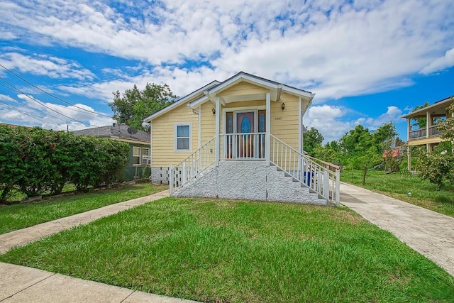 view of front of house featuring a front lawn