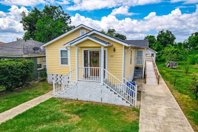 bungalow featuring a front lawn