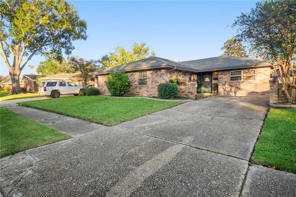 single story home featuring a front yard